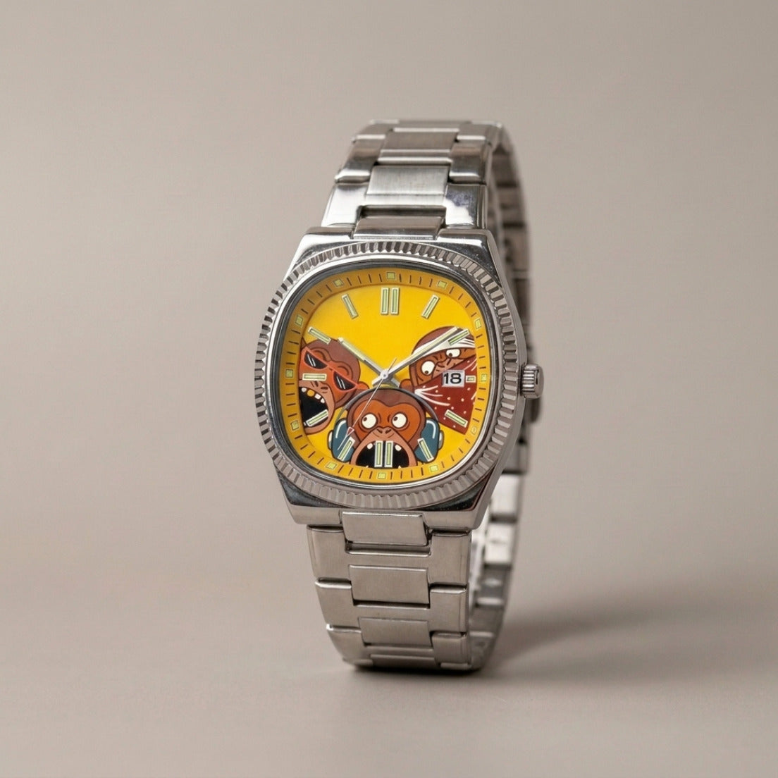 BANDA – watch with a yellow dial and three monkeys, three-quarter view