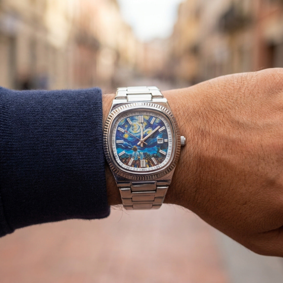NOTTURNO Argento – orologio con quadrante notte stellata dipinta, indossato al polso