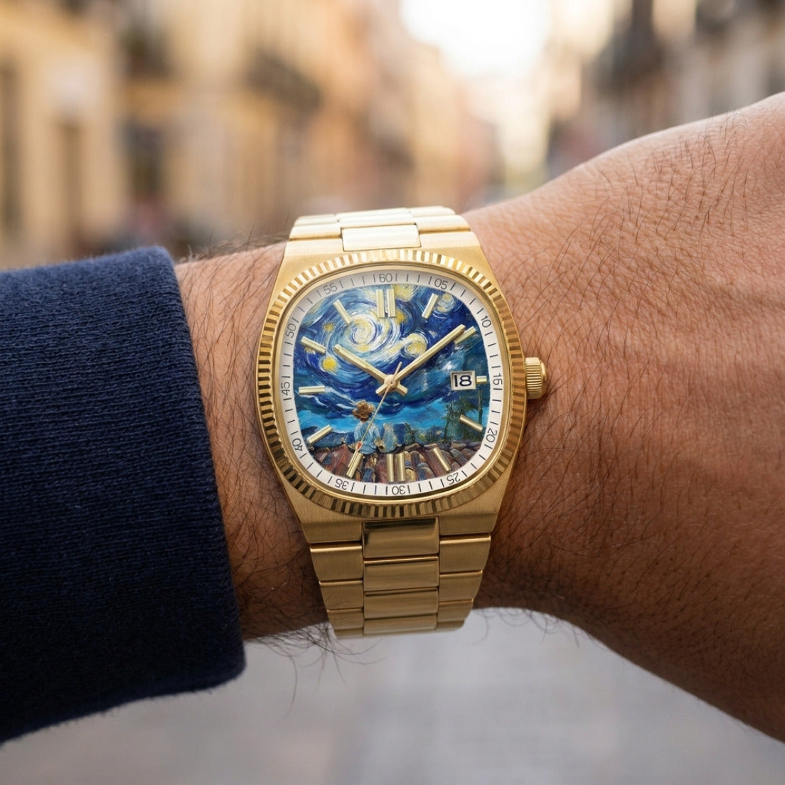 NOTTURNO Oro – orologio con quadrante notte stellata dipinta, indossato al polso