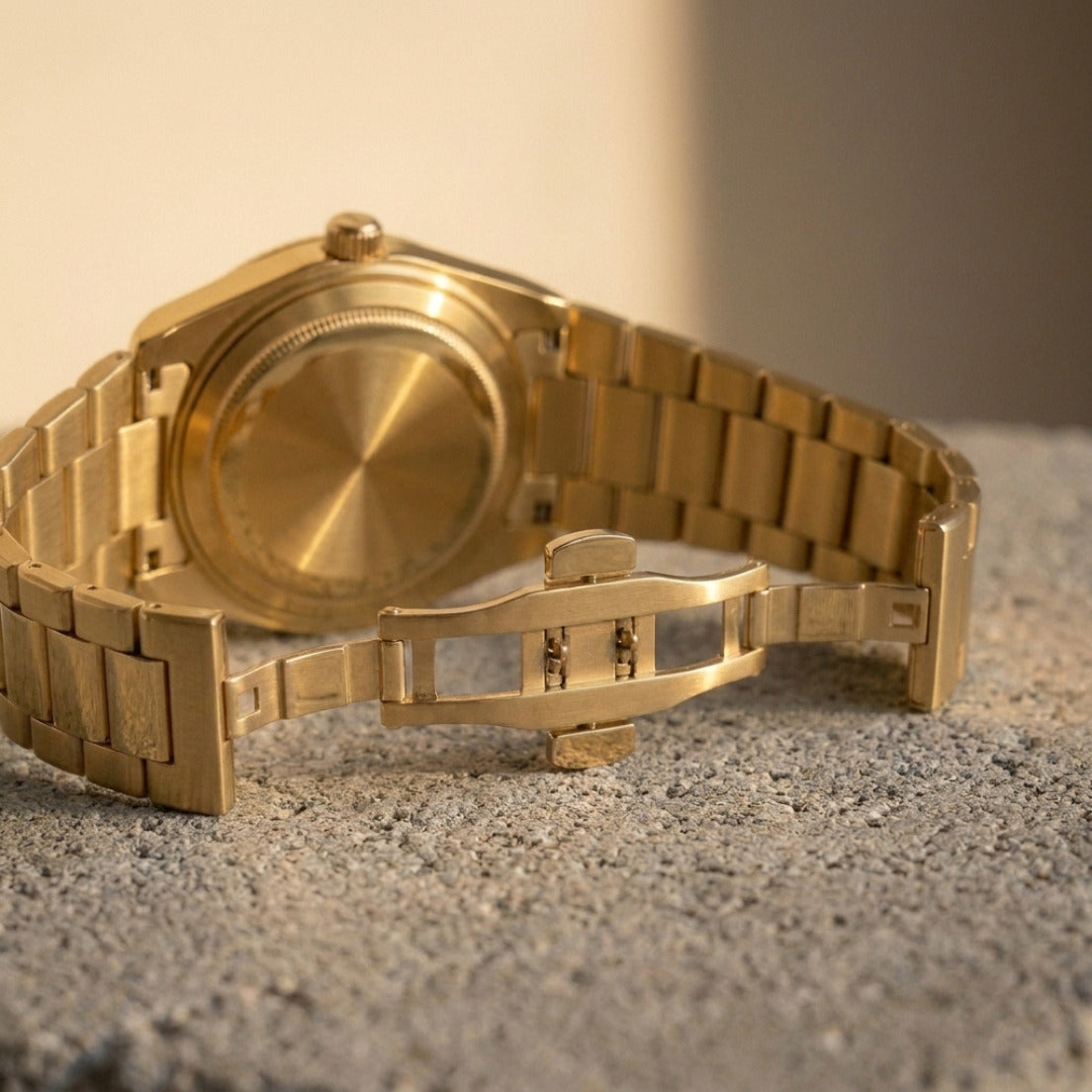 NOTTURNO Oro – orologio con quadrante notte stellata dipinta, fondello e chiusura a farfalla